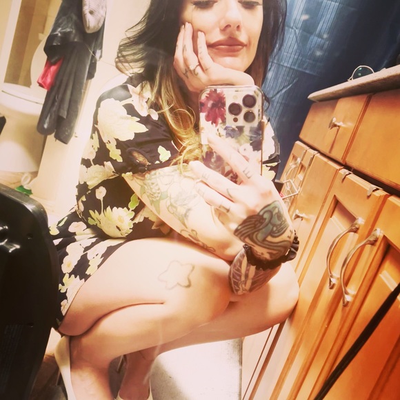 Meet your Posher, Stephanie - Picture 3 of 8